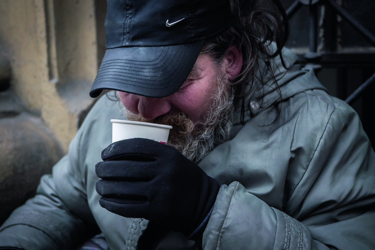 A rászoruló elfogadja a teát Fotó: Sebestyén László