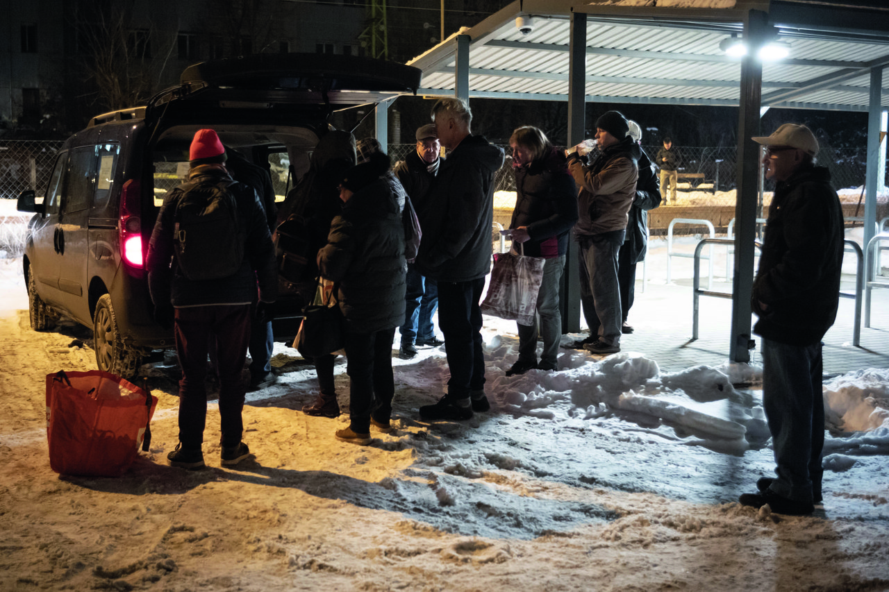 Hétfő esti teajárat a pestszentlőrinci vasútállomáson a Tiszta Forrás Alapítvány szervezésében. fotó: Todoroff Lázár