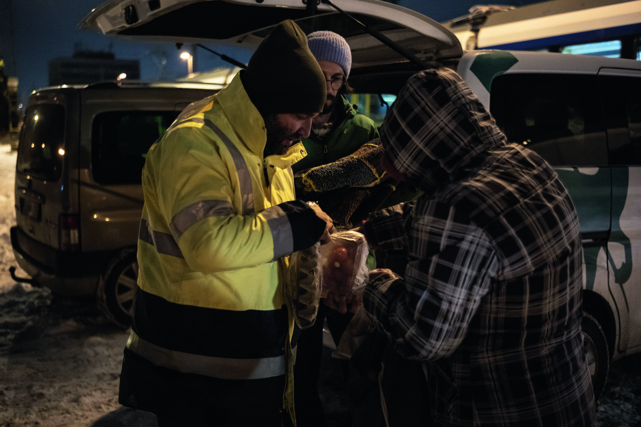 Sipos Zoltán, a Tiszta Forrás Alapítvány intézményvezetője hideg csomagot ad át egy rászorulónak. Fotó: Todoroff Lázár