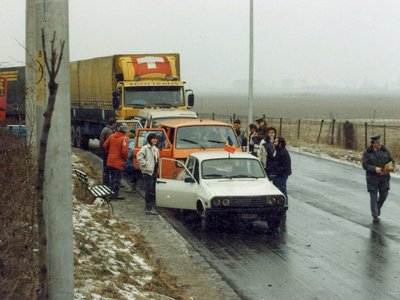 segélyszállítók a román-magyar határon 1989 decemberében - fotó Fortepan-Várhelyi Iván