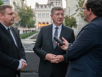 Barna Sándor és Fekete Károly a Miniszterelnökség előtt 2026. szeptember 15. Fotó: Sebestyén László