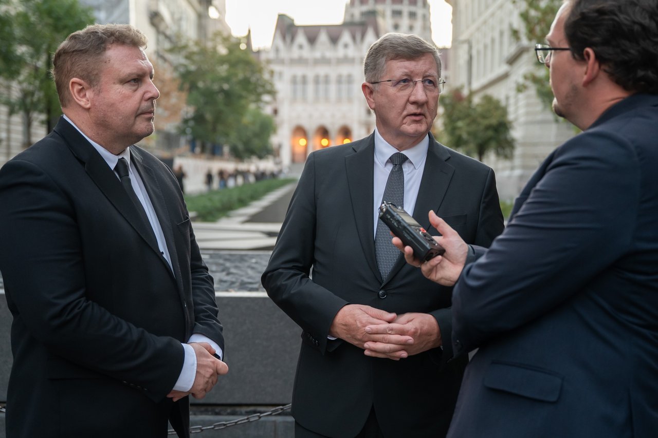 Barna Sándor és Fekete Károly a Miniszterelnökség előtt 2026. szeptember 15. Fotó: Sebestyén László