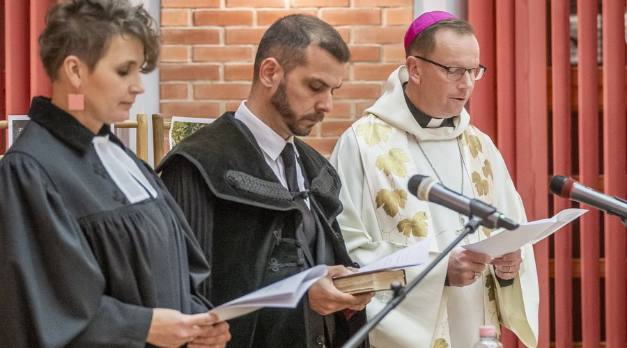 Gombkötő Beáta evangélikus egyetemi lelkész, Hajdú Bálint Kadosa, Fábry Kornél esztergom-budapesti katolikus segédpüspök. Ökumenikus Ifjúsági Imaest. Budapest, MEÖT-székház. 2025. január 23. - Fotó: Sebestyén László