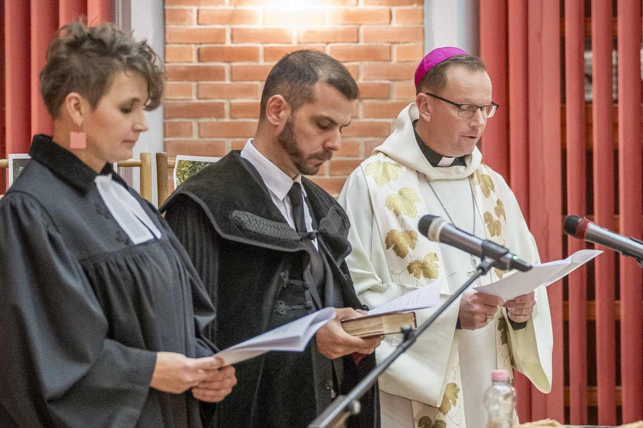 Gombkötő Beáta evangélikus egyetemi lelkész, Hajdú Bálint Kadosa, Fábry Kornél esztergom-budapesti katolikus segédpüspök. Ökumenikus Ifjúsági Imaest. Budapest, MEÖT-székház. 2025. január 23. - Fotó: Sebestyén László