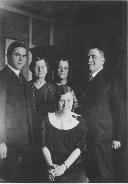 soos Géza szüleivel 1934.jpg